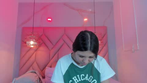 Snapshot of angelaa_cute chatting on June 6, 12:10 pm ANGELA online show from June 6, 12:10 pm