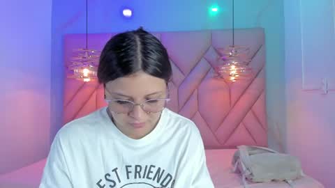 Snapshot of angelaa_cute chatting on June 13, 12:03 pm ANGELA online show from June 13, 12:03 pm