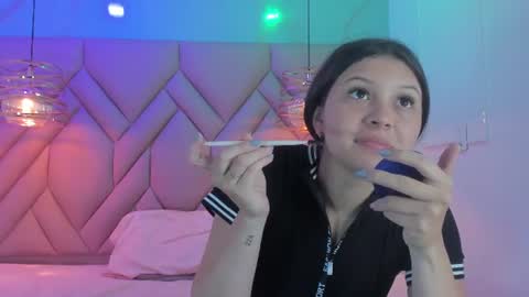 Snapshot of angelaa_cute chatting on June 16, 11:57 am ANGELA online show from June 16, 11:57 am