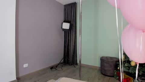 Snapshot of angelbae_ chatting on December 15, 5:31 pm AngelBae  online show from December 15, 5:31 pm