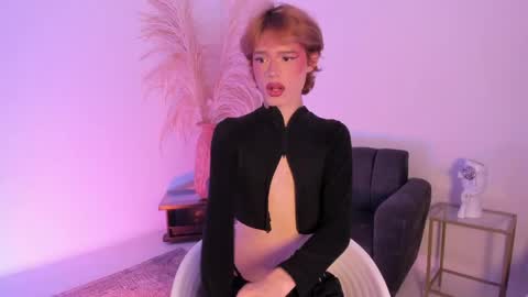 Snapshot of angeldoll_1 chatting on June 9, 4:02 am Angel Doll online show from June 9, 4:02 am
