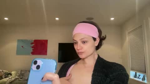 Snapshot of angeleleven11 chatting on December 16, 10:26 pm angeleleven11 online show from December 16, 10:26 pm