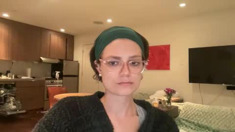 Snapshot of angeleleven11 chatting on December 18, 1:33 am angeleleven11 online show from December 18, 1:33 am