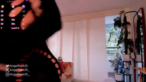 Snapshot of angelface25_ chatting on October 2, 10:28 pm . online show from October 2, 10:28 pm