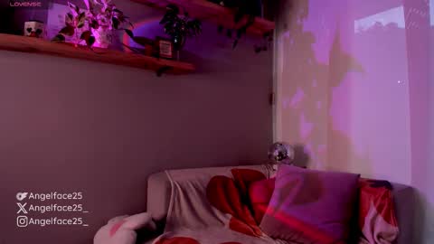 Snapshot of angelface25_ chatting on October 3, 10:40 pm . online show from October 3, 10:40 pm