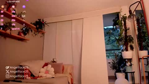 Snapshot of angelface25_ chatting on October 14, 10:32 pm . online show from October 14, 10:32 pm