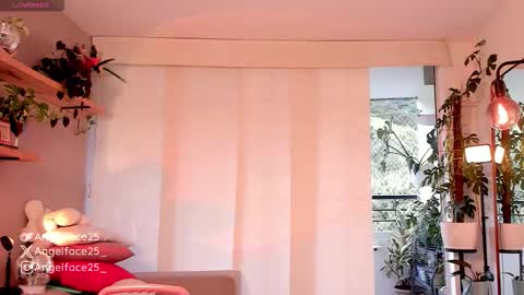 Snapshot of angelface25_ chatting on October 18, 9:48 pm . online show from October 18, 9:48 pm