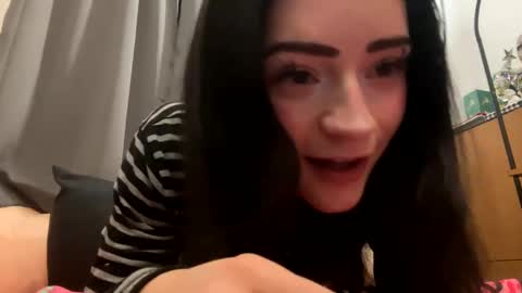 Snapshot of angelgirldolly chatting on December 27, 3:31 am Alina Ari online show from December 27, 3:31 am