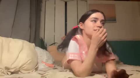 Snapshot of angelgirldolly chatting on March 4, 9:40 am Alina Ari online show from March 4, 9:40 am