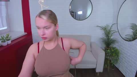 Snapshot of angelic_coy chatting on April 24, 11:01 am Angelic beauty online show from April 24, 11:01 am