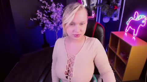 Snapshot of angelic_coy chatting on May 26, 10:33 am Angelic beauty online show from May 26, 10:33 am