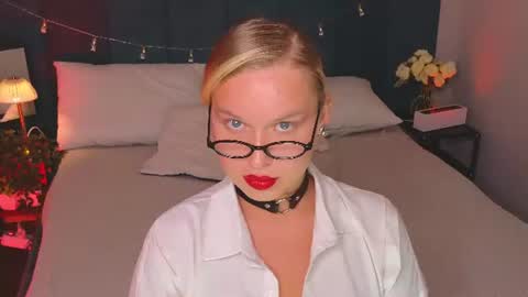 Snapshot of angelic_coy chatting on June 25, 10:53 am Angelic beauty online show from June 25, 10:53 am