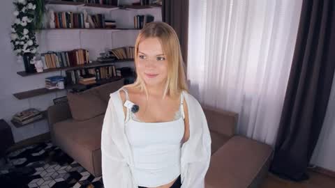 Snapshot of angelinahass chatting on March 28, 8:58 am Alice WOW online show from March 28, 8:58 am