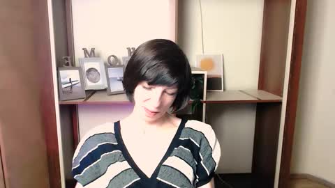 Snapshot of angelinalov_ chatting on November 7, 8:25 am Angelina online show from November 7, 8:25 am