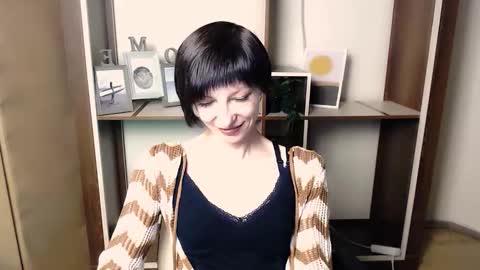 Snapshot of angelinalov_ chatting on December 3, 8:23 am Angelina online show from December 3, 8:23 am