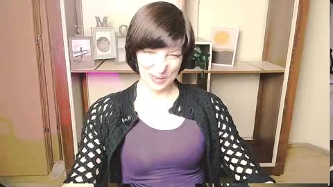 Snapshot of angelinalov_ chatting on May 13, 8:23 am Angelina online show from May 13, 8:23 am