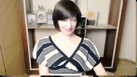 Snapshot of angelinalov_ chatting on May 25, 8:20 am Angelina online show from May 25, 8:20 am