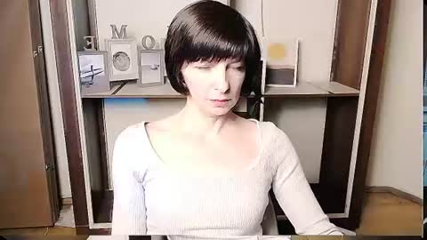 Snapshot of angelinalov_ chatting on June 14, 6:59 am Angelina online show from June 14, 6:59 am