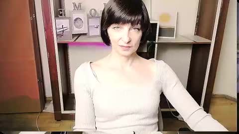 Snapshot of angelinalov_ chatting on June 15, 9:00 am Angelina online show from June 15, 9:00 am