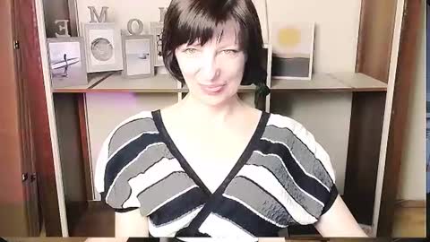 Snapshot of angelinalov_ chatting on June 21, 10:40 am Angelina online show from June 21, 10:40 am