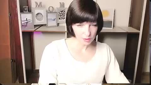 Snapshot of angelinalov_ chatting on June 22, 9:06 am Angelina online show from June 22, 9:06 am