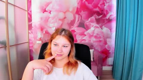 Snapshot of angelinalow chatting on May 18, 11:27 am AngelinaLow online show from May 18, 11:27 am