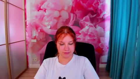 Snapshot of angelinalow chatting on June 1, 11:34 am AngelinaLow online show from June 1, 11:34 am