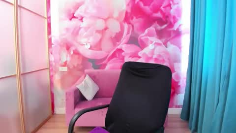 Snapshot of angelinalow chatting on June 6, 11:26 am AngelinaLow online show from June 6, 11:26 am