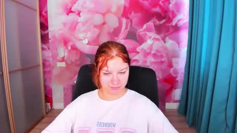 Snapshot of angelinalow chatting on June 7, 5:33 am AngelinaLow online show from June 7, 5:33 am