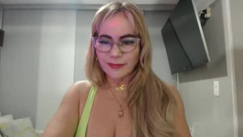 angelinna_12 online show from October 22, 4:46 am