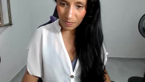 Snapshot of angelitaa_hot chatting on June 4, 9:43 pm angela online show from June 4, 9:43 pm