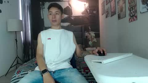 Snapshot of angell01_ chatting on November 11, 7:03 pm Angel online show from November 11, 7:03 pm