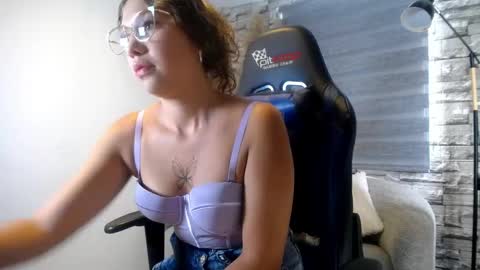 Snapshot of angell_vg chatting on May 23, 6:56 pm Angell online show from May 23, 6:56 pm