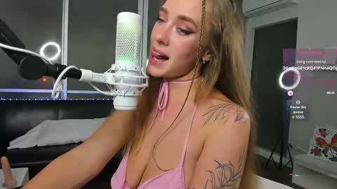 Snapshot of angelpaull chatting on December 11, 11:43 pm Angel online show from December 11, 11:43 pm