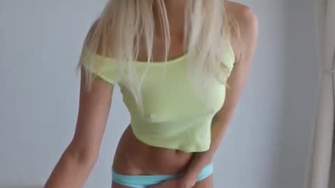 Snapshot of angelsquirting chatting on October 30, 6:59 am Alesia online show from October 30, 6:59 am