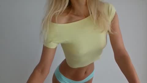 Snapshot of angelsquirting chatting on December 14, 10:42 am Alesia online show from December 14, 10:42 am