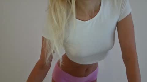 Snapshot of angelsquirting chatting on December 21, 6:53 am Alesia online show from December 21, 6:53 am