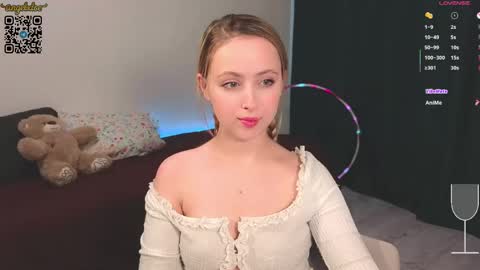 Snapshot of angelxloe chatting on May 7, 4:01 pm Im Chloe i do FLASH BOOBS for new fan club online show from May 7, 4:01 pm
