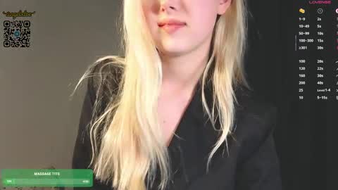 Snapshot of angelxloe chatting on May 18, 10:26 pm Im Chloe i do FLASH BOOBS for new fan club online show from May 18, 10:26 pm