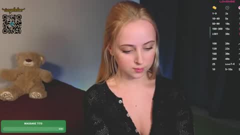 Snapshot of angelxloe chatting on May 20, 2:40 am Im Chloe i do FLASH BOOBS for new fan club online show from May 20, 2:40 am