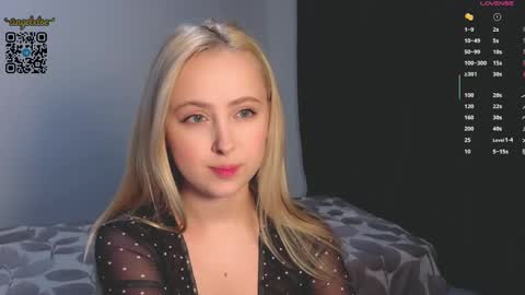 Snapshot of angelxloe chatting on June 2, 11:51 pm Im Chloe i do FLASH BOOBS for new fan club online show from June 2, 11:51 pm