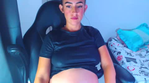 Snapshot of angie_dreamgirl chatting on December 13, 9:09 pm IG angie dreamgirl01 online show from December 13, 9:09 pm