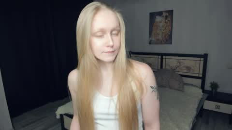 Snapshot of anhedney chatting on April 4, 7:33 pm Violet online show from April 4, 7:33 pm