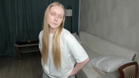 Snapshot of anhedney chatting on April 17, 7:11 am Violet online show from April 17, 7:11 am