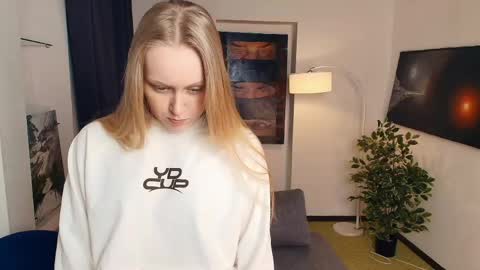Snapshot of anhedney chatting on April 29, 11:03 am Violet online show from April 29, 11:03 am