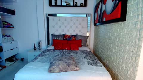 laura  online show from October 31, 12:55 am