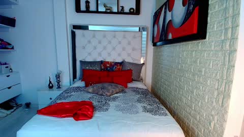 laura  online show from October 31, 9:49 pm