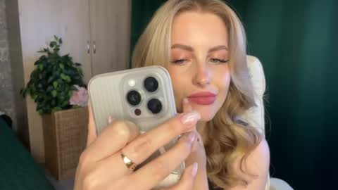 Snapshot of anita_blairr chatting on May 17, 12:41 am Anita online show from May 17, 12:41 am