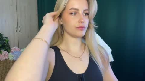 Snapshot of anita_blairr chatting on May 18, 1:02 am Anita online show from May 18, 1:02 am