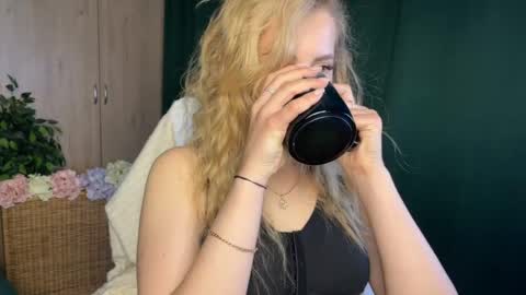 Snapshot of anita_blairr chatting on May 22, 1:02 am Anita online show from May 22, 1:02 am